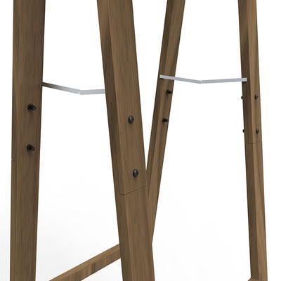 Os suportes de exposição de madeira da loja da trança indicam o suporte de madeira com os rodízios para a loja